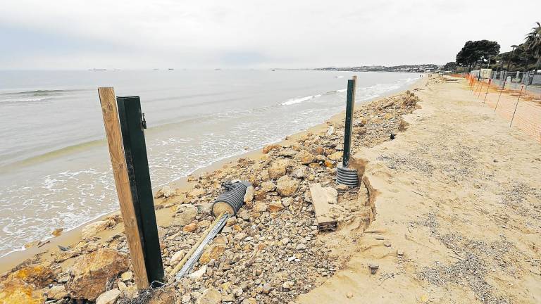 La playa Llarga de Tarragona sufrió daños importantes por el temporal. Foto: Pere Ferré