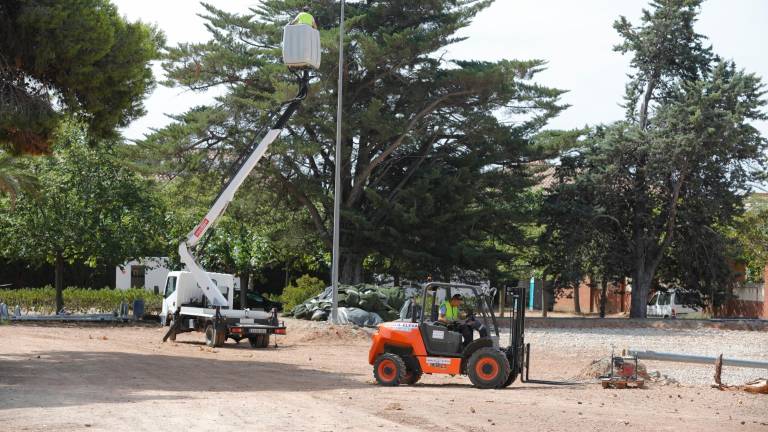 La pista polideportiva exterior ya se ha demolido y ahora se están desmantelando las instalaciones de iluminación. Foto: Pere Ferré