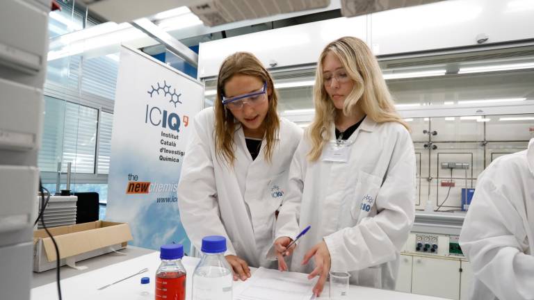 $!Iris Oliver y Sofía Iculeva, ayer por la mañana en los laboratorios del Institut Català d’Investigació Química (ICIQ). FOTO: PERE FERRÉ