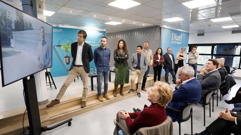 De pie, representantes de las ocho empresas seleccionadas en la primera edición del Premi BBVA a la Innovació Empresarial a Tarragona, en la sala Victoria Climent del Diari de Tarragona. FOTO: Pere Ferré