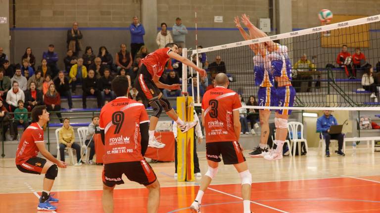 Remate de Elio Carrodeguas, uno de los líderes del Club Voleibol Sant Pere i Sant Pau. Foto: Pere Ferré