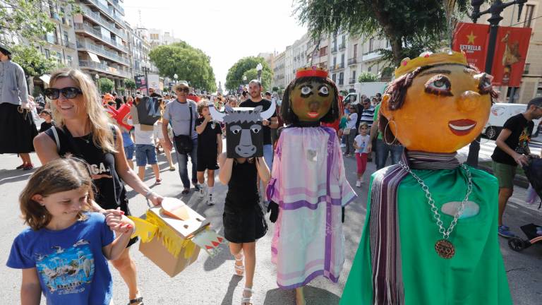 Figuras y creaciones infantiles en el Fes-te la Festa de ayer en la Rambla. foto: Pere Ferré