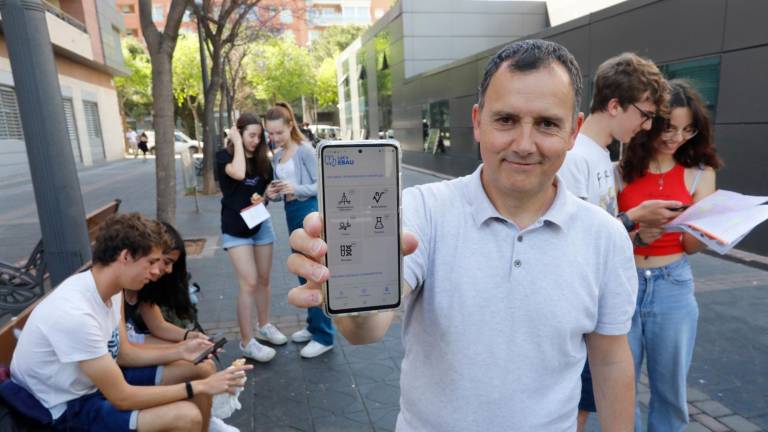 El profesor José Manuel Vila muestra la App ‘Let’s Ebau’ que han desarrollado. FOTO: Pere Ferré