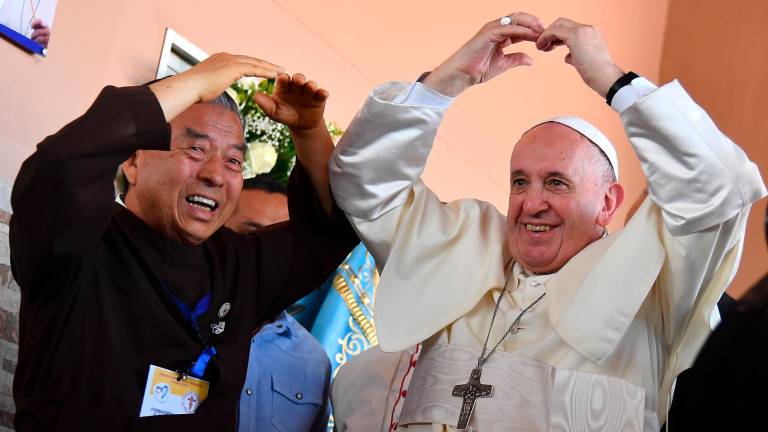 Imagen de archivo tomada el 27/01/2019 del papa Francisco hace un gesto junto a John Woong-in, fundador de la Congregación de los Hermanos y Hermanas Kkottongnae de Jesús-Filipinas, durante su visita a la Casa Hogar 'El Buen Samaritano' en Ciudad de Panamá. Foto: EFE