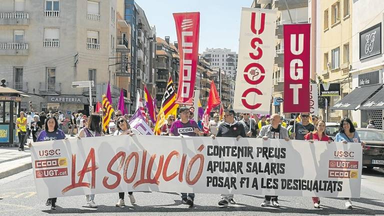 $!La cabecera de la manifestación, en Tortosa, durante la mañana de ayer. foto: joan revillas