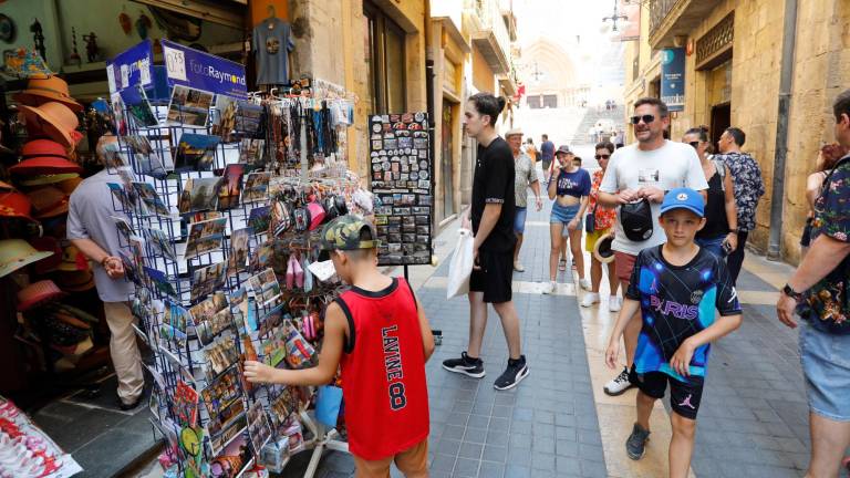 $!El carrer Major de Tarragona concentra varias tiendas de recuerdos. FOTO: PERE FERRÉ