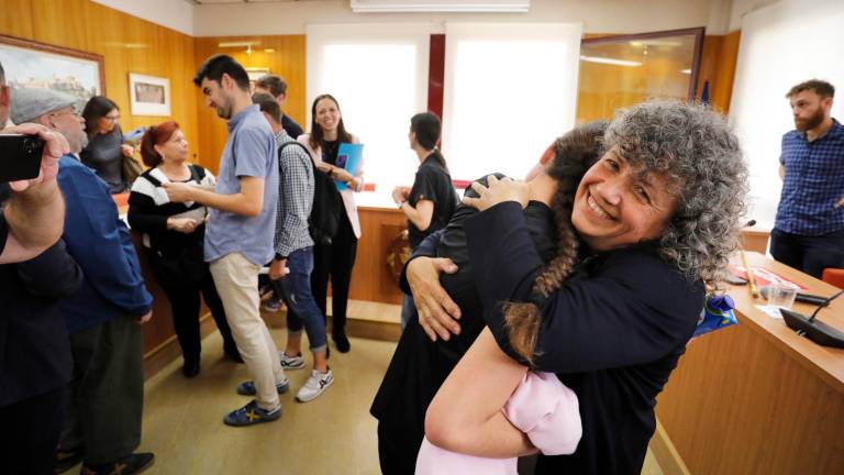 Castellarnau abrazando a su hija Jana en el centro del salón de plenos. A la izquierda, el ya exalcalde Jordi Molinera. foto: Pere ferré