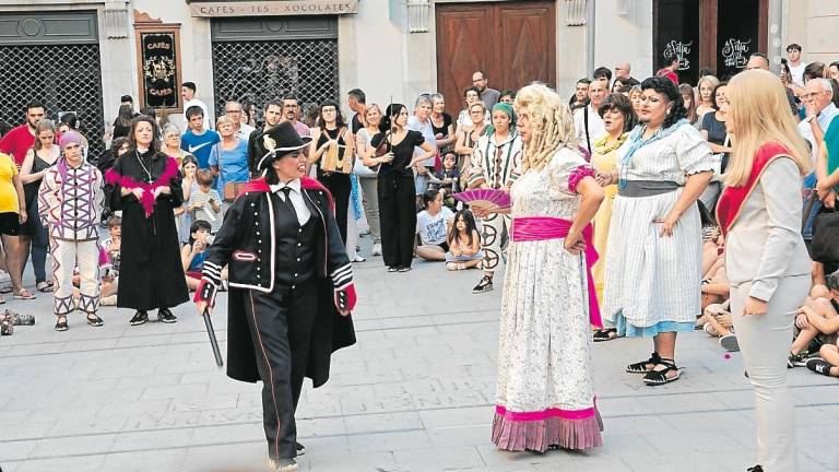 $!El ball de vells durant la seva representació humorística i satírica ahir a Valls. Foto: Roser Urgell