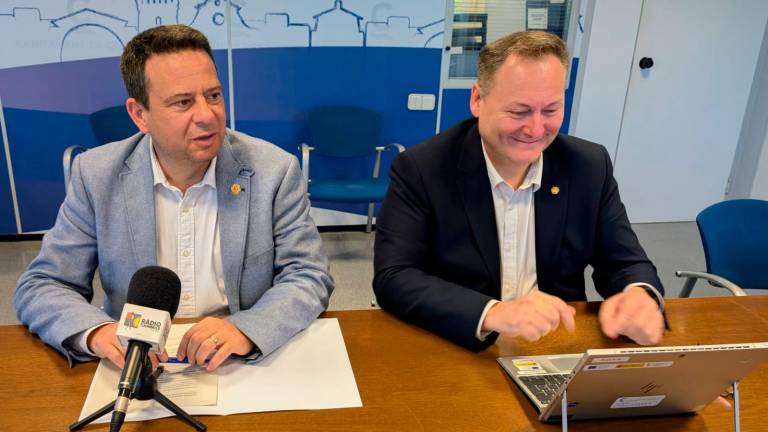 El alcalde de Cambrils, OIiver Klein, y el concejal de Hacienda, David Chatelain, han presentado este jueves el presupuesto para 2025.