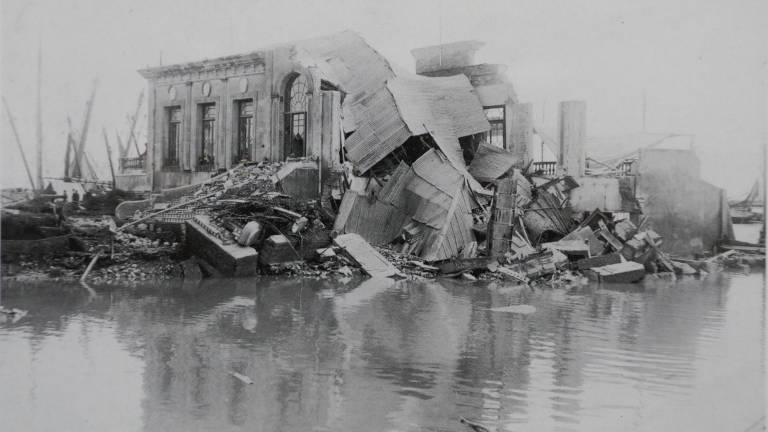 $!El antiguo edificio del Nàutic, destrozado por una riada en 1930. Foto: ‘Tarragona, segle xx a través de les postals’