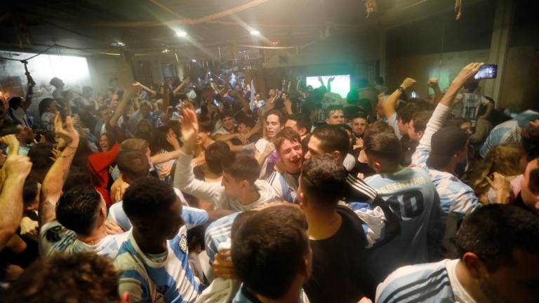 La celebración de uno de los goles en un bar de Salou. Pere Ferré