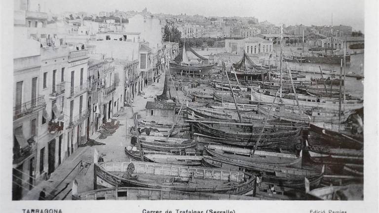 Barcas varadas en el Serrallo ante lo que hoy son restaurantes. Foto: ‘Tarragona, segle xx a través de les postals’