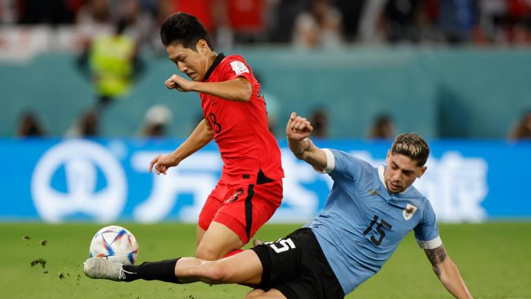 Federico Valverde (d) de Uruguay disputa un balón con Lee Kang-in de Corea del Sur hoy, en un partido de la fase de grupos del Mundial de Fútbol Qatar 2022 entre Uruguay y Corea del Sur en el estadio Ciudad de la Educación en Rayán (Catar). EFE/Alberto Estevez