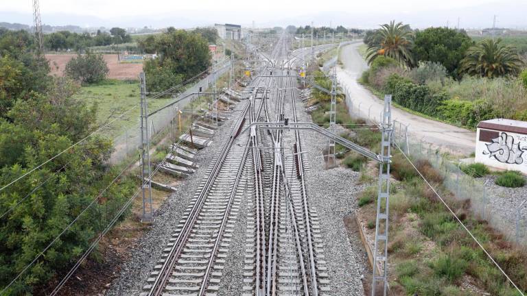 El trazado del tranvía deberá llegar a la intermodal en paralelo a las actuales vías del tren convencional. Foto: Pere Ferré