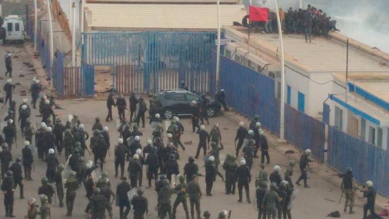 Imagen del asalto a la valla de Melilla en el que murieron entre 23 y 72 inmigrantes. FOTO: EFE