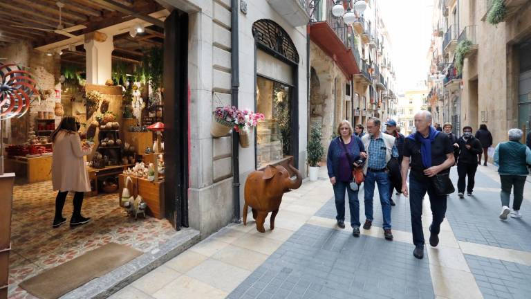 Turistas paseando y mirando tiendas en la Part Alta de Tarragona, ayer. foto: pere ferré
