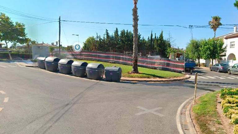 Batería de contenedores cercanos a la calle Joaquim Sunyer de Cambrils. FOTO: Google