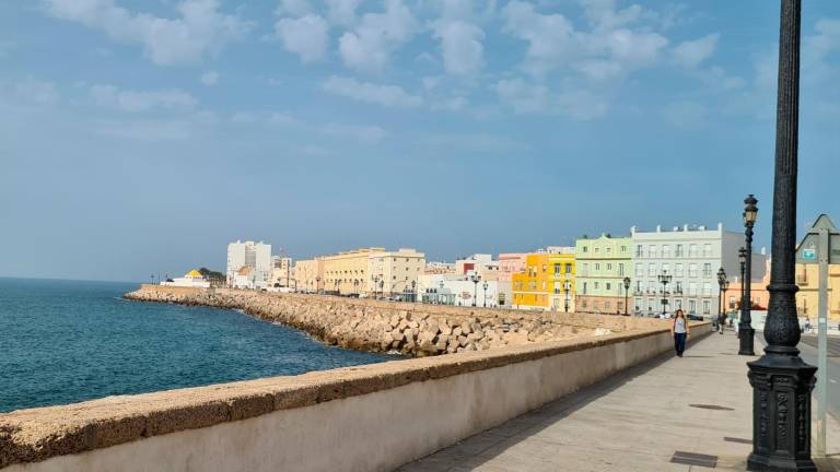 Cádiz, un magnífico y reconfortante paseo junto al mar. Foto: Paco Zapater