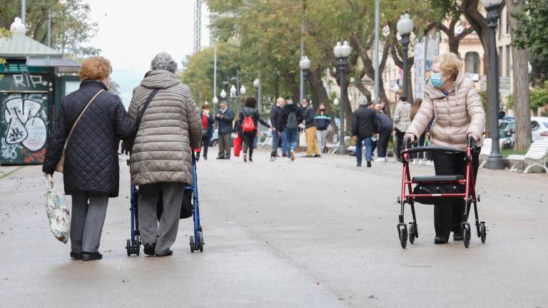 Las ciudades del siglo XXI deberán implementar políticas que tengan en cuenta el progresivo envejecimiento de la población. Foto: Pere Ferré