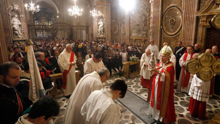 El arquebisbe Planellas con la reliquia en la capilla de Santa Tecla de la Catedral. Foto: Pere Ferrè