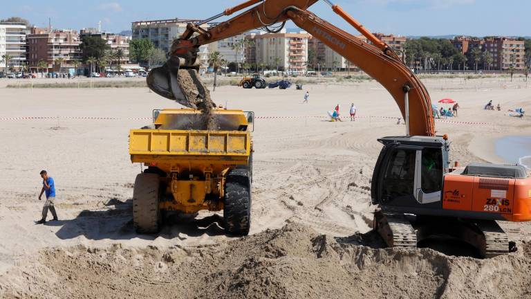 Una excavadora cogiendo arena de la Platja de La Paella este lunes 9 de mayo a media mañana. FOTO: Pere Ferré