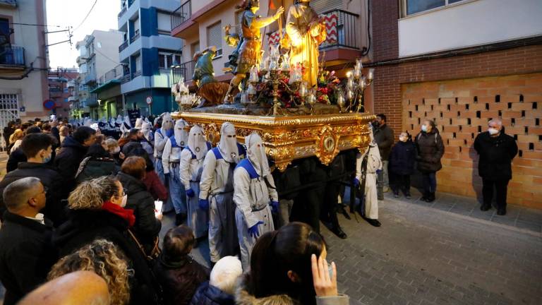 El paso de la Presa de Jesús, pasando por la calle Sant Pere, en el viacrucis del año 2022. foto: Pere Ferré
