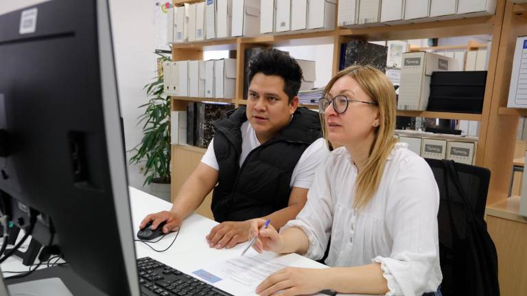 Larysa Lezhentseva y Miguel Angel Cordova Alejos, refugiados ucranianos trabajan ahora en el Ayuntamiento. Foto: Pere Ferré