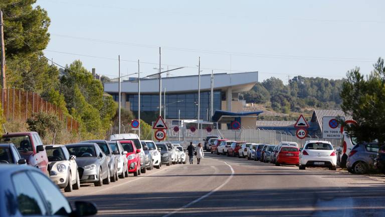 La imagen de vehículos estacionados en las inmediaciones de la estación. foto: Pere Ferré