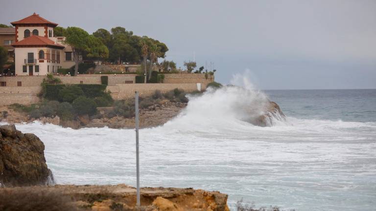 La borrasca provoca fuerte oleaje en todo el litoral de la provincia. Foto: Pere Ferré