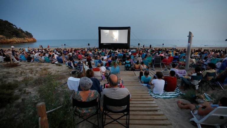 Afluencia multitudinaria en la segunda sesión de cine en la playa de La Móra. Foto: Pere ferré