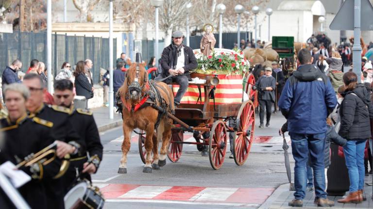 Como es tradición, el carruaje con la imagen del patrón Sant Antoni abría el recorrido. Foto: Pere Ferré