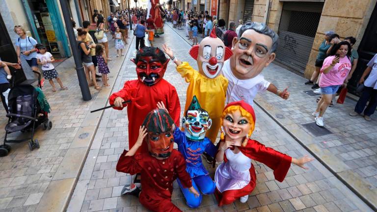 La tradicional cercavila recorrió las diferentes calles de la ciudad de Tarragona. foto: PERE FERRÉ