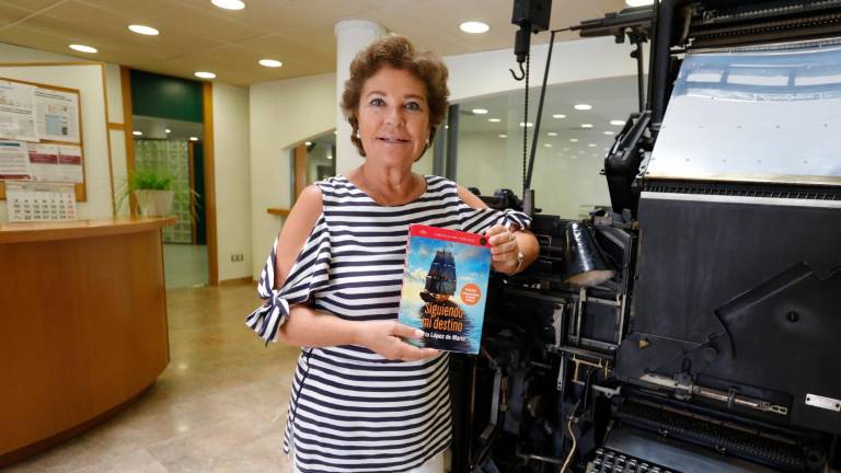 La tarraconense Gloria López de María con un ejemplar de la novela histórica. FOTO: Pere Ferré