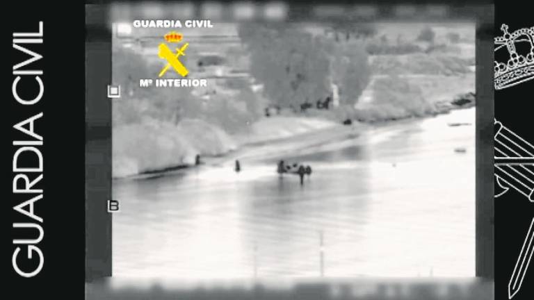 Una fotografía captada por el SIVE del desembarco de un alijo de hachís en el Delta de l’Ebre. Foto: Guardia Civil