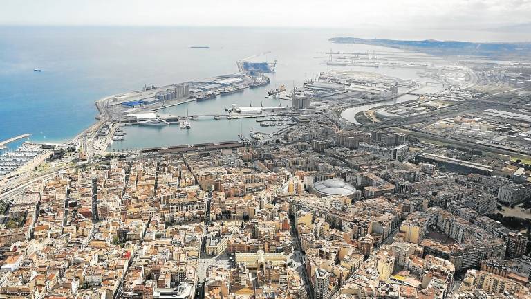 Vista aérea de la ciudad de Tarragona, con el Port al fondo. Foto: Pere Ferré