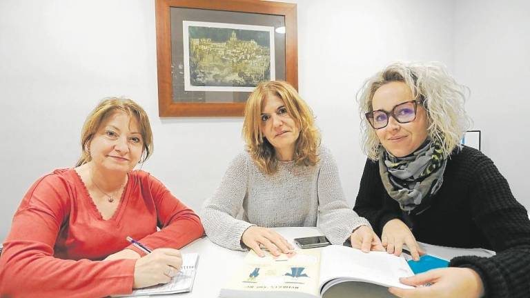 Eva, colaboradora, junto a Manoli Villariño y Míriam Arenas, fundadoras de Afasit. Foto: P.F.