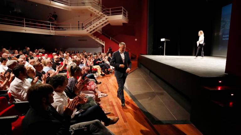 El alcalde Ricomà, ayer en el Teatre Metropol, durante la conferencia que, con las preguntas, se alargó por espacio de una hora. Foto: Pere Ferré