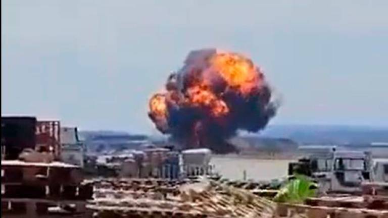 La explosión del avión de guerra ha creado una gran bola de fuego.