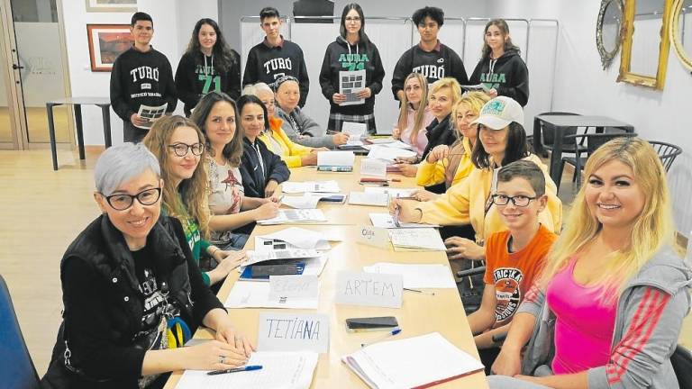 Alumnos del Turó con las refugiadas ucranianas a las que dieron clase. Foto: F. Acidres/DT