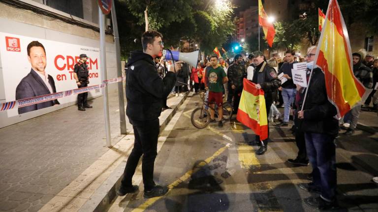 La protesta de esta tarde en Tarragona, con un concejal de Vox al megáfono. Foto: Pere Ferré