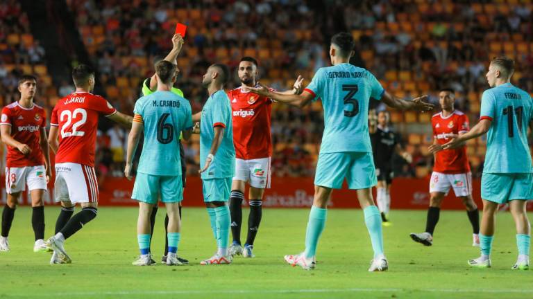 El colegiado Ortega Herrero le muestra la cartulina roja al futbolista del Barça Atlètic, Fermín López. Foto: Ángel Ullate