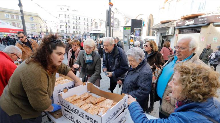Els voluntaris de la Fundació Estela de la Xarxa Santa Tecla van repartir ahir botifarra d’ou, típica del Dijous Gras, entre els clients del Mercat Central de Tarragona. foto: pere ferré