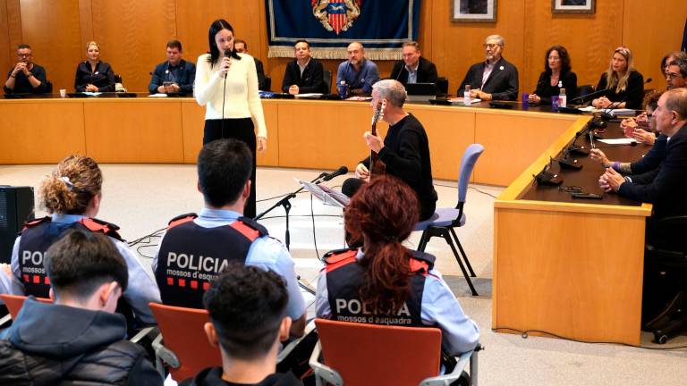 Actuación de Mireia Chaos y Miguel Javaloy durante el acto contra la violencia de género. Foto: AJ CAMBRILS