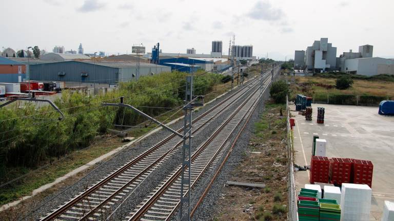 El nuevo puente permitirá cruzar las vías para enlazar con el otro lado. foto: cristina salguero