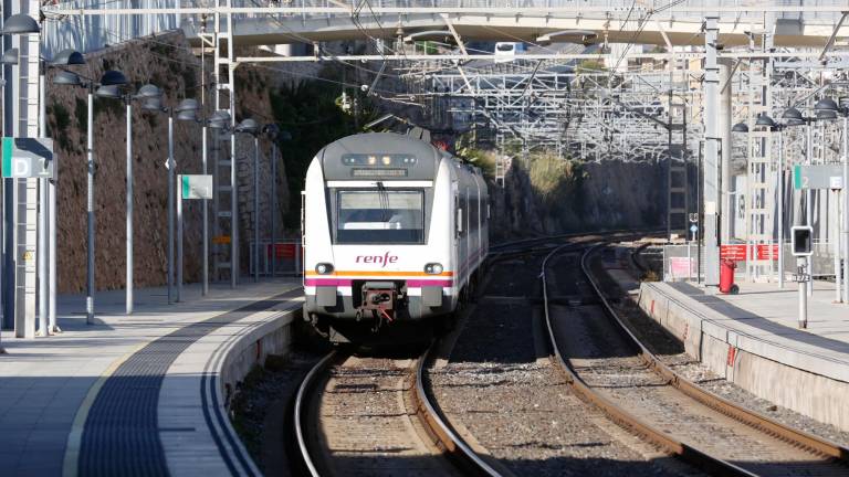 Desde la estación de Tarragona no puede salir ningún tren sentido Lleida. Foto: Pere Ferré/DT