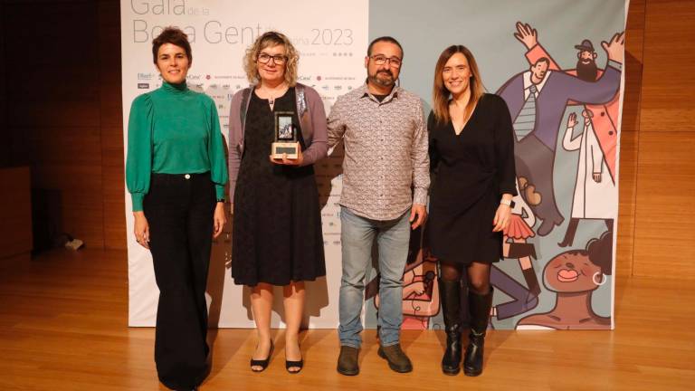 La alcaldesa de Reus, Sandra Guaita, y la presidenta del ‘Diari’, Raquel Sánchez-Friera, con la directora del INS Andreu Nin, Mar García, y el jefe de estudios del centro vendrellense, Ferran López . Foto: Pere Ferré