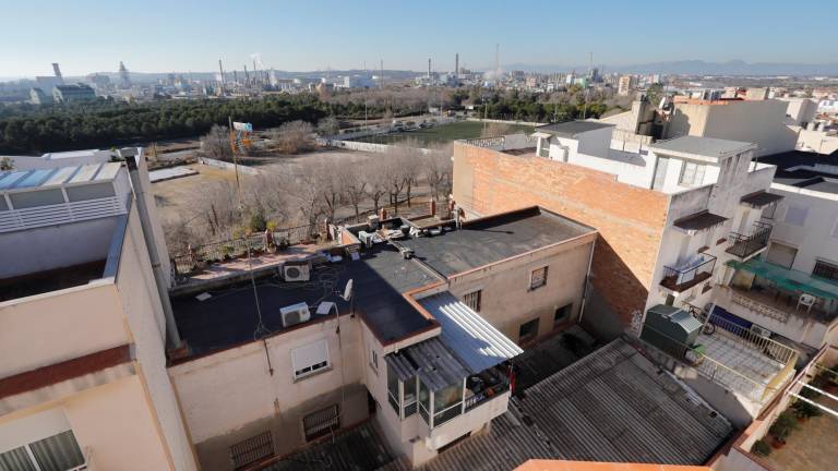 Vista del complejo petroquímico de Tarragona desde viviendas ubicadas en el barrio de Bonavista. Foto: Pere Ferré