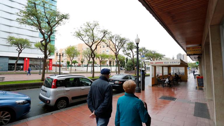 $!Un tramo de la Rambla Lluís Companys con coches aparcados en zona azul. Foto: PF