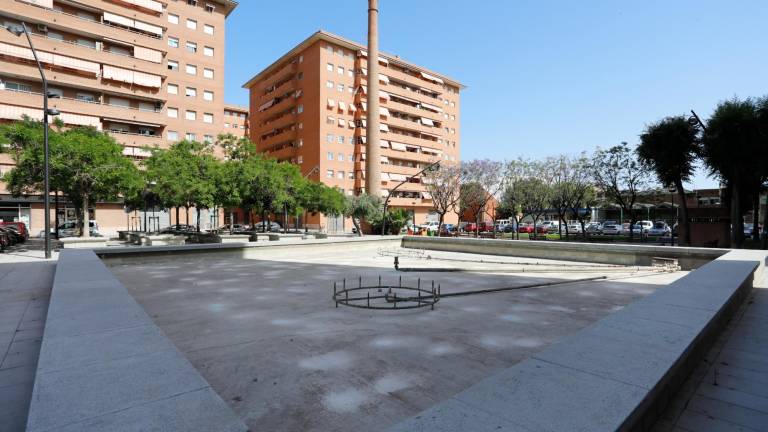 La fuente de la Plaça de la Farinera se encuentra en estado de abandono desde hace años. foto: Pere Ferré
