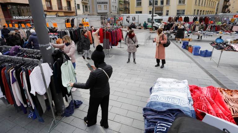 Algunas paradas venden piezas de ropa a cincuenta céntimos y a un euro. Ayer había algunos huecos vacíos. Foto: Pere Ferré